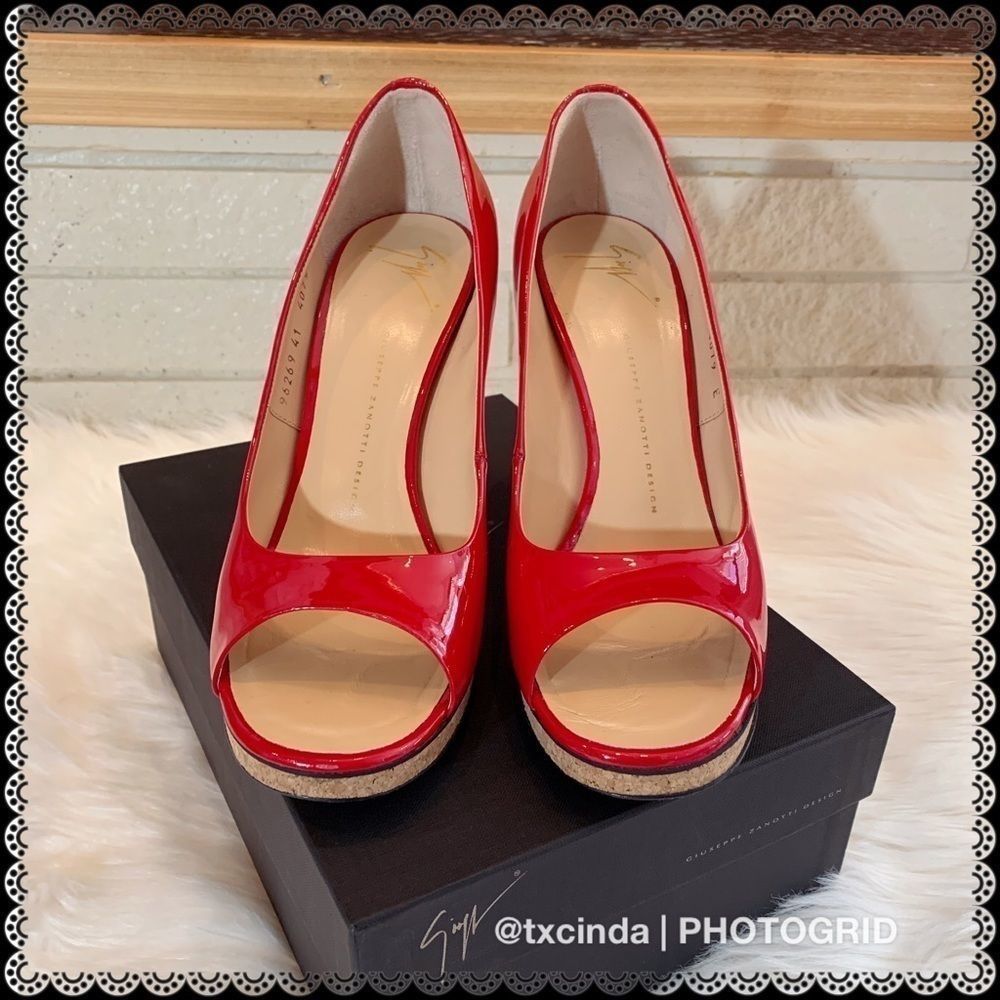 GIUSEPPE ZANOTTI Red Patent Leather Rounded Peep-Toe Platform Heels
